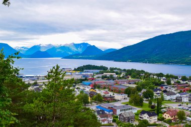 Romsdalsfjord (Romsdal Fjord) kıyılarında bulunan panoramik manzara Endülüs şehri. Andalsnes şehrindeki Rampestreken Bakış Açısı 'ndan görüntü. Rauma Belediyesi, Norveç.