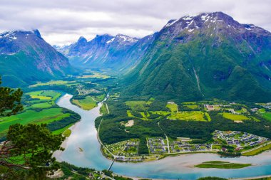 Romsdalsfjord (Romsdal Fjord) kıyılarında bulunan panoramik manzara Endülüs şehri. Andalsnes şehrindeki Rampestreken Bakış Açısı 'ndan görüntü. Rauma Belediyesi, Norveç.
