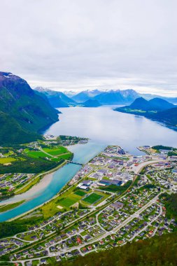 Romsdalsfjord (Romsdal Fjord) kıyılarında bulunan panoramik manzara Endülüs şehri. Andalsnes şehrindeki Rampestreken Bakış Açısı 'ndan görüntü. Rauma Belediyesi, Norveç.