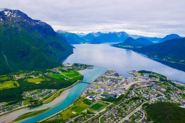Romsdalsfjord (Romsdal Fjord) kıyılarında bulunan panoramik manzara Endülüs şehri. Andalsnes şehrindeki Rampestreken Bakış Açısı 'ndan görüntü. Rauma Belediyesi, Norveç.