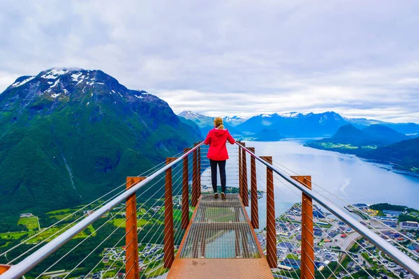 Rampestreken yürüyüşü. Rampestreken Viewpoin 'deki turist kız. Panoramik manzara Andalsnes şehri Romsdal Fjord kıyılarında, pitoresk dağlar arasında yer alır. Ve tuzaklar. Norveç