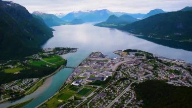 Romsdalsfjord (Romsdal Fjord) kıyılarında bulunan panoramik manzara Endülüs şehri. Andalsnes şehrindeki Rampestreken Bakış Açısı 'ndan görüntü. Rauma Belediyesi, Norveç.