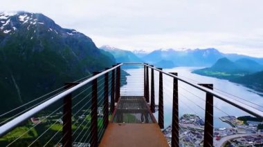 Rampestreken bakış açısı. Romsdalen Vadisi ve Andalsnes kenti, Romsdalsfjord (Romsdal Fjord) kıyılarında, pitoresk dağlar arasında panoramik hiç kimse manzara değildir. Rauma Belediyesi, Norveç.