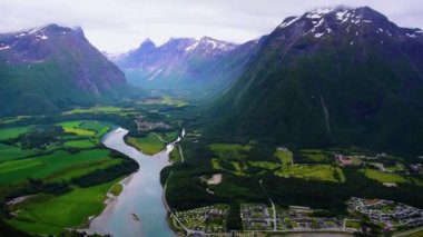 Romsdalsfjord (Romsdal Fjord) kıyılarında bulunan panoramik manzara Endülüs şehri. Andalsnes şehrindeki Rampestreken Bakış Açısı 'ndan görüntü. Rauma Belediyesi, Norveç.