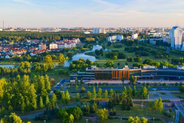 Minsk şehri, Belarus Cumhuriyeti 'nin başkenti. Belarus Ulusal Kütüphanesi 'nin sıra dışı rombokübik şekliyle bilinen gözlem güvertesinden bakın.