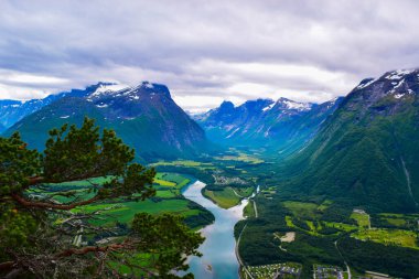 Romsdalsfjord (Romsdal Fjord) kıyılarında bulunan panoramik manzara Endülüs şehri. Andalsnes şehrindeki Rampestreken Bakış Açısı 'ndan görüntü. Rauma Belediyesi, Norveç.
