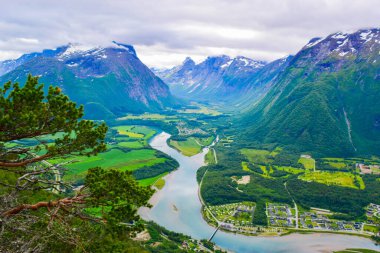 Romsdalsfjord (Romsdal Fjord) kıyılarında bulunan panoramik manzara Endülüs şehri. Andalsnes şehrindeki Rampestreken Bakış Açısı 'ndan görüntü. Rauma Belediyesi, Norveç.