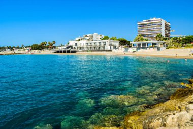 Güneşli bir sabahta Azure Sahili 'nin güzel çakıl taşı plajının manzarası. Sakin Akdeniz kıyısında plaj tatili. Provence-Alpes-Cte d 'Azur bölgesi. Fransa.