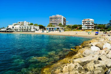 Güneşli bir sabahta Azure Sahili 'nin güzel çakıl taşı plajının manzarası. Sakin Akdeniz kıyısında plaj tatili. Provence-Alpes-Cte de Azur bölgesi. Fransa.