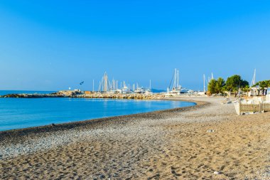 Güneşli bir sabahta Azure Sahili 'nin güzel çakıl taşı plajının manzarası. Sakin Akdeniz kıyısında plaj tatili. Provence-Alpes-Cte de Azur bölgesi. Fransa.