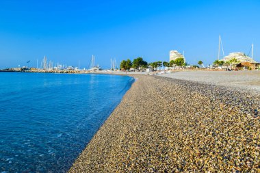 Güneşli bir sabahta Azure Sahili 'nin güzel çakıl taşı plajının manzarası. Sakin Akdeniz kıyısında plaj tatili. Provence-Alpes-Cte de Azur bölgesi. Fransa.