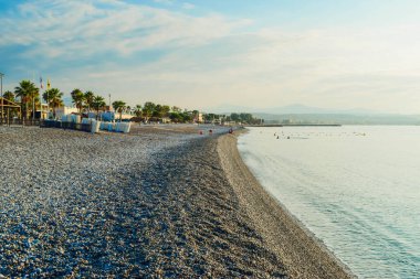 Güneşli bir sabahta Azure Sahili 'nin güzel çakıl taşı plajının manzarası. Sakin Akdeniz kıyısında plaj tatili. Provence-Alpes-Cte de Azur bölgesi. Fransa.