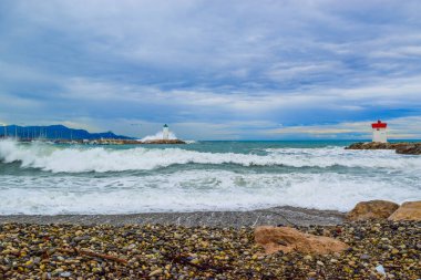 Marina Baie des Anges, Akdeniz 'in arka planında yatlar, yelkenliler ve Nice şehrinin arka planında yer alıyor. Provence-Alpes-Cte d 'Azur bölgesi. Villeneuve-Loubet. Fransa