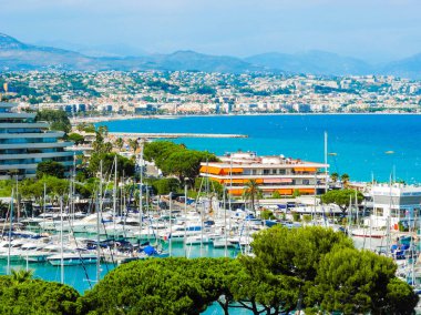 Marina Baie des Anges, Akdeniz 'in arka planında yatlar, yelkenliler ve Nice şehrinin arka planında yer alıyor. Provence-Alpes-Cte d 'Azur bölgesi. Villeneuve-Loubet. Fransa