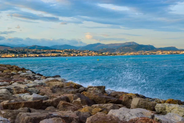 マリーナ アンジュの風景は 地中海を背景にヨットや帆船 ニースの街を背景にしています 地域プロヴァンス アルプ アズール ビレヌーヴ ルーベト フランス — ストック写真