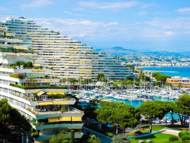 Villeneuve-Loubet, Fransa - 14 Temmuz 2019: Comodoro 'dan eşsiz House-wave Ducal ve Marina Baie des Anges' in yaz manzarası. Bölge Provence-Alpes-Cote d 'Azur.
