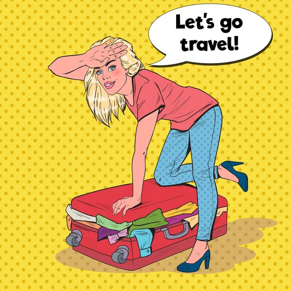 Pop Art žena se snaží uzavřít přetekla kufr. Dívka, příprava na letní cestování. Cestovní koncept. Vektorové ilustrace — Stockový vektor