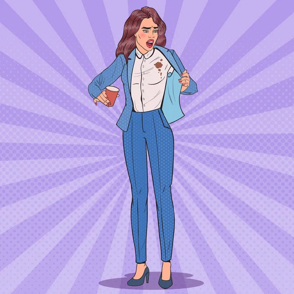 Pop Art bela mulher de negócios infeliz derramando café na camisa. Menina com manchas em sua roupa. Ilustração vetorial — Vetor de Stock