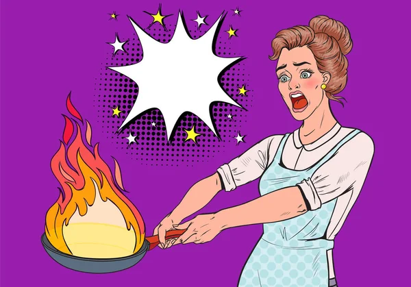 Pop Art huisvrouw in de keuken houden Pan. Bang jonge vrouw in schort koken met branden Pan. Vectorillustratie — Stockvector