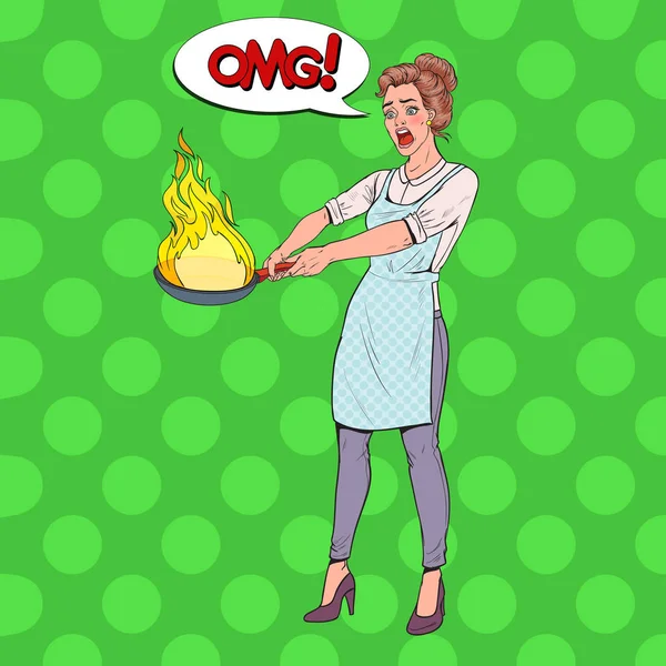Pop Art huisvrouw in de keuken houden Pan. Bang jonge vrouw in schort koken met branden Pan. Vectorillustratie — Stockvector