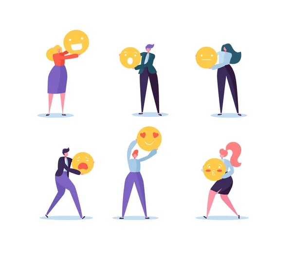 Personajes Personas sosteniendo varios emoticonos. Emoji y Sonrisas Concepto de Comunicación con el Hombre y la Mujer. Ilustración vectorial — Archivo Imágenes Vectoriales