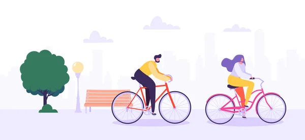 Personaggi uomo e donna in sella alla bicicletta sullo sfondo della città. Persone attive che si godono un giro in bicicletta nel parco. Stile di vita sano, Eco Transportation. Illustrazione vettoriale — Vettoriale Stock