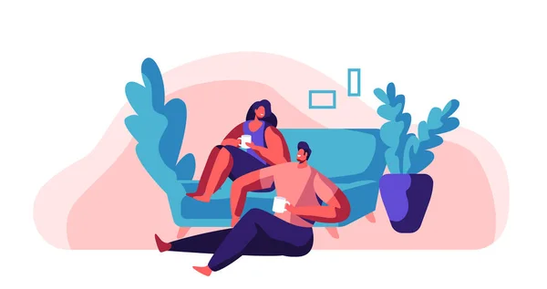 恋人のカップルは、週末でおくつろぎください。男と女は、快適なソファに座る。幸せのペア飲み物のお茶やコーヒー。文字ホールド カップ。人々 はレジャー ライフ スタイル フラット漫画ベクトル図を日 — ストックベクタ