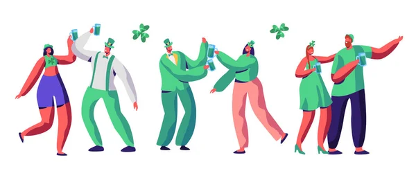 Αγίου Πατρικίου ημέρα εορτασμού χαρακτήρα πίνουν μπίρα. Ευτυχισμένο ζευγάρι άτομα με το πράσινο καπέλο να διασκεδάσουν στο ιρλανδικό παρέλαση. Σετ παραδοσιακό καρναβάλι γυναίκα απομονωμένη επίπεδη καρτούν εικονογράφηση φορέα — Διανυσματικό Αρχείο