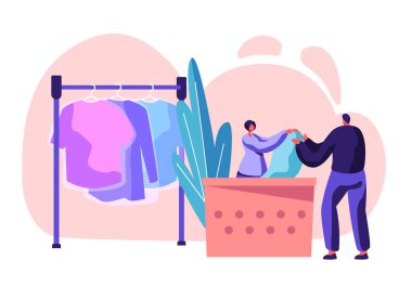 Kadın Karakter Profesyonel ÇamaşırHane İşçisi Resepsiyonda Temiz Giysiler ile Müşteri Çantasına Veriyor. Kuru Temizleme Servisi. Endüstriyel Kamu Çamaşırhane Temizlik Servisi. Karikatür Düz Vektör İllüstrasyon