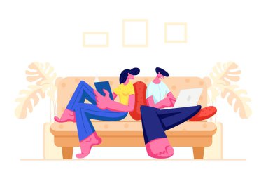 Mutlu Çift Kitap ve Laptop ile Kanepede Oturan Evde Birlikte Rahatlatıcı. Erkek ve Kadın Genç Karakterler Hafta Sonu Zaman Harcama, Kız Okuma, Bilgisayar Karikatür Düz Vektör İllüstrasyon Adam İş
