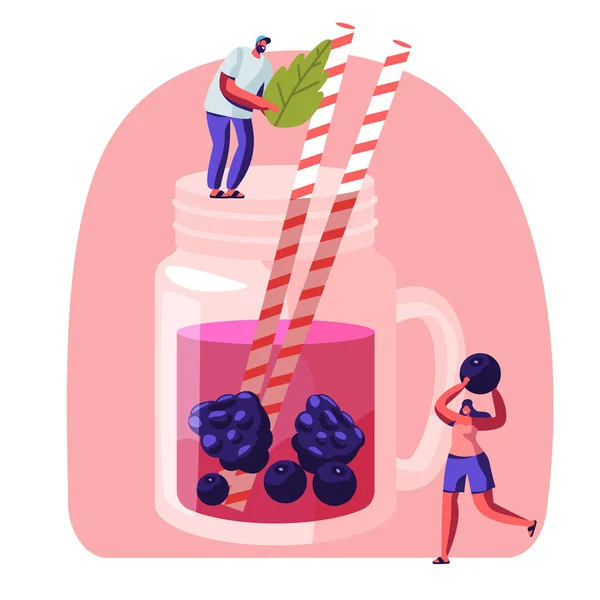 As pessoas minúsculas colocam folhas de hortelã e bagas para copo de vidro grande com suco rosa e palhas. Personagens masculinos e femininos bebendo bebidas frias e bebidas doces no horário de verão. Desenhos animados ilustração vetorial plana —  Vetores de Stock