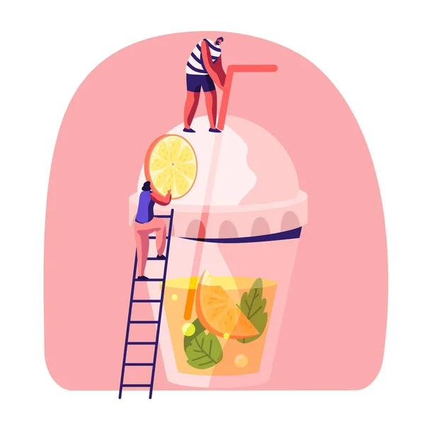 Kleine mensen op de ladder zetten een stukje oranje op groot plastic glas met SAP, muntblaadjes en stro. Mannelijke en vrouwelijke personages die koude drankjes drinken in de zomer. Cartoon platte vector illustratie — Stockvector