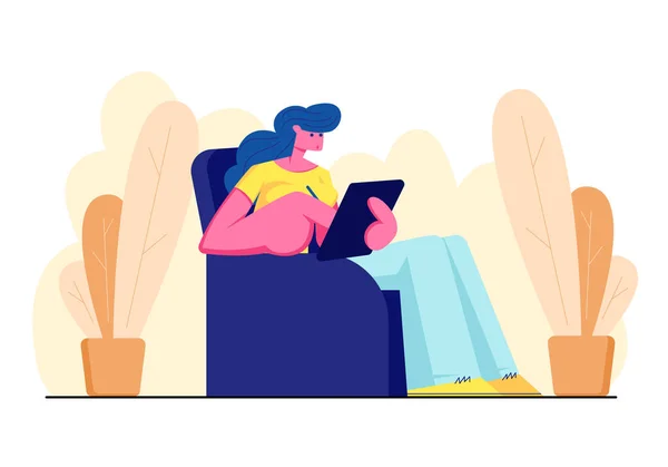 年轻女子坐在扶手椅上，手握石碑，在社交媒体网络中与朋友交流，利用互联网。 闲聊，小工具在人类生活中，科技。 卡通平面矢量图解 — 图库矢量图片
