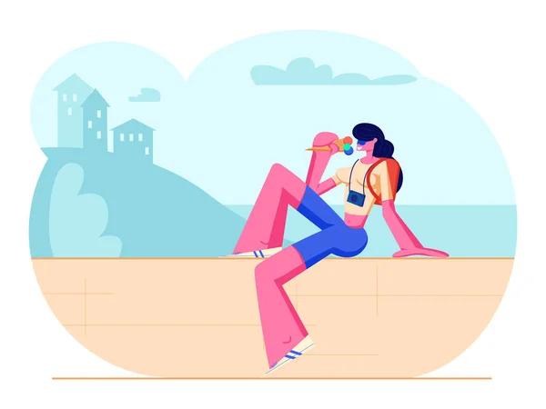 Mulher viajando em férias de verão, menina turística com câmera fotográfica e mochila Sente-se em Parapeito Comendo sorvete em tempo quente em Bela natureza paisagem fundo Cartoon Flat Vector Ilustração — Vetor de Stock