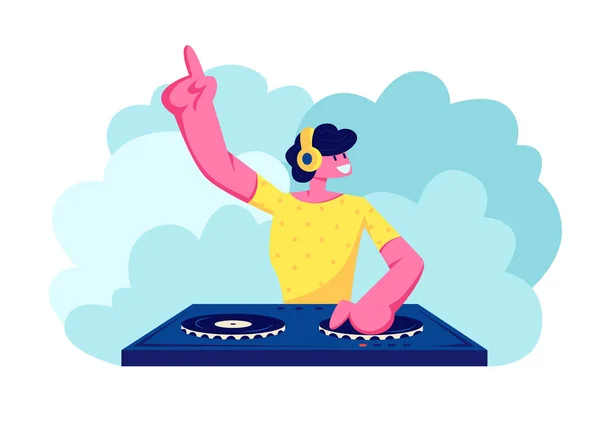 Happy DJ mannelijk personage in geel overhemd met koptelefoon op het hoofd spelen en mixen van muziek bij Night Club Disco Party. Fun, jeugd, entertainment en Fest concept. Cartoon cartoon platte vector illustratie — Stockvector