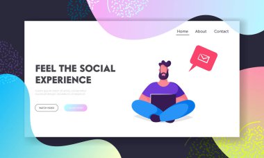 Genç Sakallı Adam Elinde Laptop ile Oturan ve Internet İletişim. Sosyal Medya Simgesi Zarf Bubble Konuşma, Blogger Web Sitesi Açılış Sayfası, Web Sayfası. Karikatür Düz Vektör İllüstrasyon, Afiş