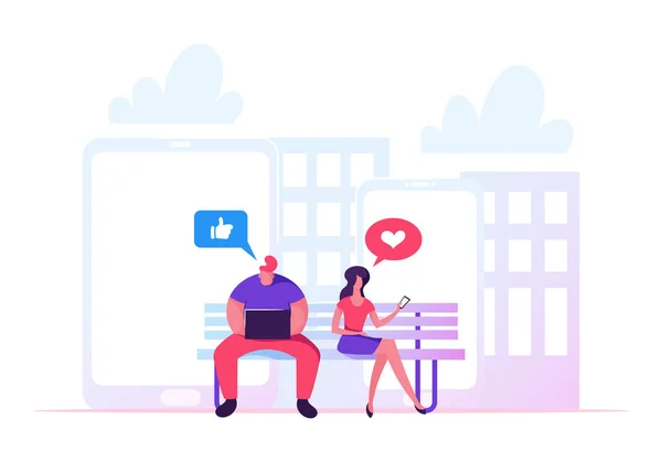 Young Man and Woman Sitting on Bench in Park with Laptop and Smartphone in Hands and Communicating Online in Internet (dalam bahasa Inggris). Media sosial seperti, Heart Icons. Jaringan, Ilustrasi Vektor Kartun Datar . - Stok Vektor