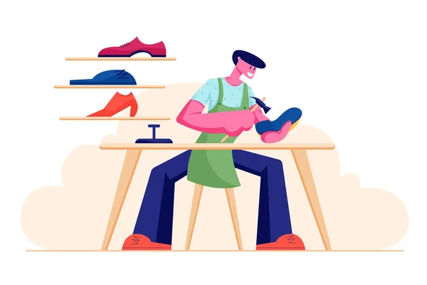 Обувщик мужской характер носить фартук сидя на рабочем столе Чистка обуви в мастерской с обувным стендом на полках. Мужчина-молоток, служба ремонта обуви. Мультипликационный вектор — стоковый вектор