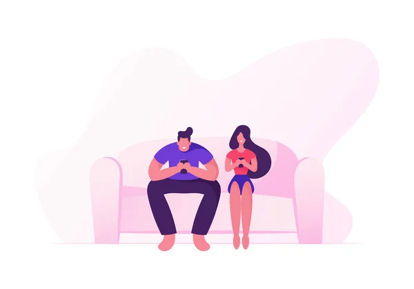 Glückliches Paar, das mit Smartphones auf dem Sofa sitzt. Junge Männer und Frauen entspannen sich zu Hause mit digitalen Geräten. Kommunikation in sozialen Netzwerken, Gadgetsucht. Cartoon flache Vektorillustration — Stockvektor