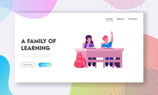 Página de desembarque do Website de Conhecimentos e Educação. Escola Menino e menina sentados na mesa em sala de aula Estudando. Schoolboy Levantando a mão para responder Lição Web Page Banner. Desenhos animados ilustração vetorial plana — Vetor de Stock