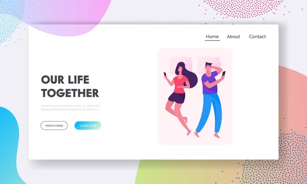 Gadget enhet Addiction webbplats landningssida. Ungt par som ligger isär i sängen med smartphones för nätverk, läsa nyheter, titta på video i Internet Web Page banner tecknad platt vektor illustration — Stock vektor