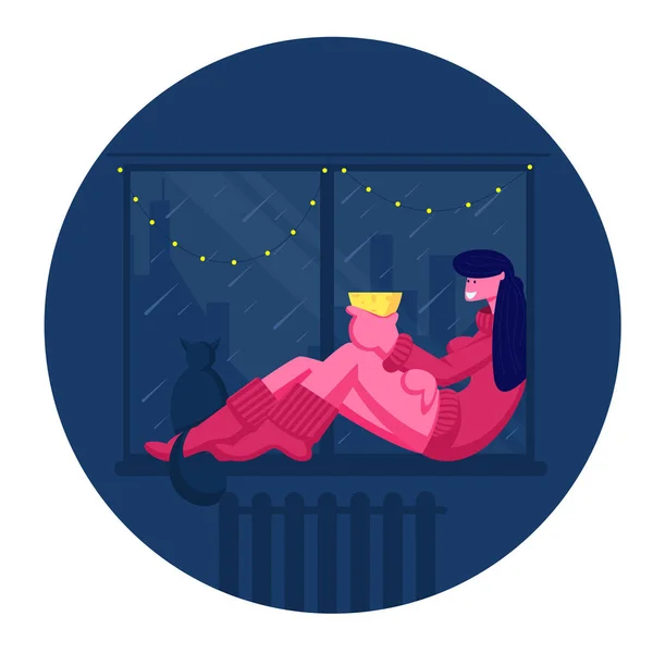 年轻女子坐在窗台上与猫喝饮料和透过窗口装饰圣诞灯加兰在雨天外面的夜间时间看。卡通平面矢量插图 — 图库矢量图片
