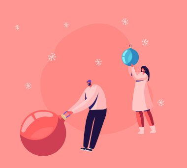 Yeni Yıl ve Noel Kutlaması. Mutlu Çift Adam ve Kadın Fir-Tree Dekorasyon ve Kar Taneleri Kış Tatilleri için Aşağı Falling için Büyük Dekoratif Topları Holding. Karikatür Düz Vektör İllüstrasyon