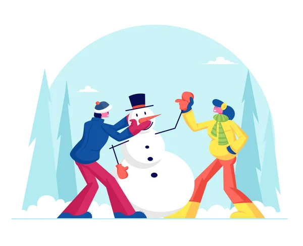 Jeune homme et femme en vêtements chauds faisant bonhomme de neige drôle sur fond de paysage enneigé. Activité de plein air en hiver. Les gens qui jouent pendant les vacances de Noël. Illustration vectorielle plate de bande dessinée — Image vectorielle