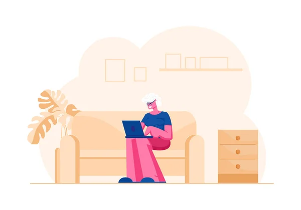 Happy Senior Lady med vitt hår och glasögon sitter på soffan hemma med laptop titta på film eller kommunicera i sociala medier nätverk. Äldre kvinna med anordning tecknad platt vektor illustration — Stock vektor