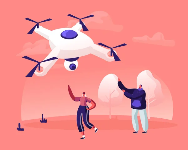 Boldog fiatal pár férfi és nő integető Kéz a repülés az égen Drone videokamera a nyári vidéki természet táj háttér. Emberek keres Quadcopter Cartoon Flat Vector Illusztráció — Stock Vector