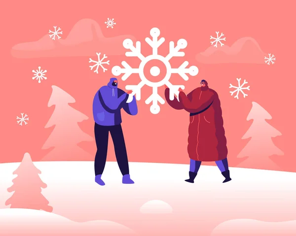 Jovem feliz e mulher em roupas quentes segurando enorme floco de neve em mãos, jogando com neve na rua em férias de inverno. Pessoas Natal Férias Atividade. Desenhos animados ilustração vetorial plana —  Vetores de Stock