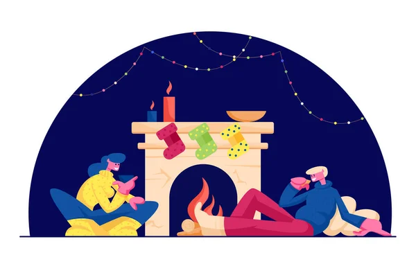 Vacances de Noël Temps libre à la maison. Happy Couple Homme et femme dans des pulls chaleureux assis à la chambre avec cheminée, chaussettes suspendues et bougie brûlante thé Cartoon plat vecteur Illustration — Image vectorielle