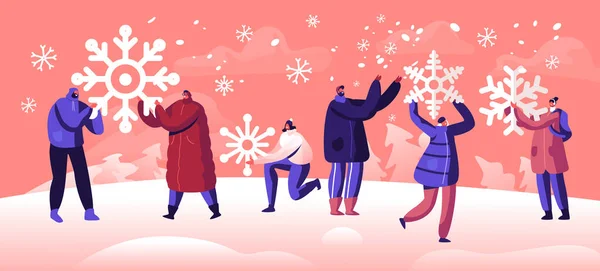 Gente disfrutando de las nevadas. Vacaciones de invierno Concepto de temporada festiva. Personajes felices sosteniendo enormes copos de nieve en las manos Actividades de invierno comprometidas y tiempo libre para la familia Dibujos animados Vector plano Ilustración — Archivo Imágenes Vectoriales