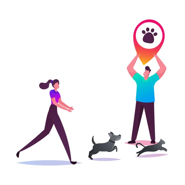 Ung kvinna försöker fånga hund och katt kör snabbt, Man karaktär innehav enorm geolocation Pin med Animal Paw Print. GPS-spårning för rymda och försvunna husdjur. Tecknad människor vektor Illustration — Stock vektor